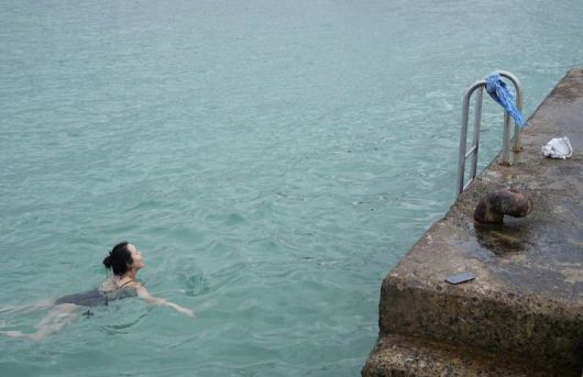 [서울=뉴시스] 배우 윤진서가 만삭에도 바다에서 수영했다. (사진=윤진서 인스타그램 캡처) 2023.11.09. photo@newsis.com *재판매 및 DB 금지