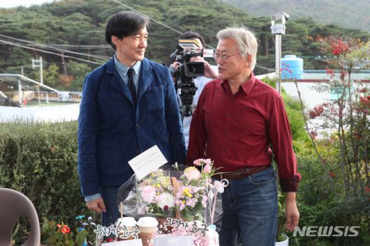 [양산=뉴시스] 차용현 기자 = 9일 오후 경남 양산시 하북면 평산책방에서 열린 ‘디케의 눈물’ 작가 사인회에서 조국 전 장관이 문재인 전 대통령과 대화를 하고 있다. 2023.11.09.con@newsis.com