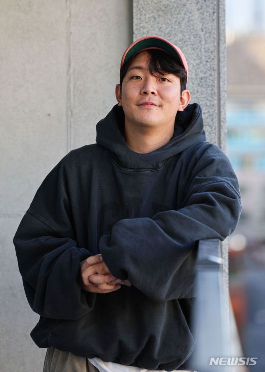 [서울=뉴시스] 권창회 기자 = 코미디 유튜버 하이픽션의 방주호가 지난 7일 오후 서울 마포구 한 사무실에서 뉴시스와 인터뷰 전 포즈를 취하고 있다. 2023.11.10. kch0523@newsis.com