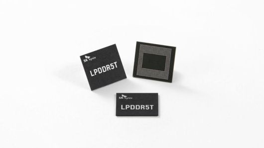 [서울=뉴시스]SK하이닉스가 현존 최고속 모바일용 D램 메모리인 'LPDDR5T(Low Power Double Data Rate 5 Turbo·저전력 이중 데이터 전송 5 터보)'의 16GB(기가바이트) 패키지를 고객사에 공급하기 시작했다고 13일 밝혔다. (사진=SK하이닉스 제공) photo@newsis.com *재판매 및 DB 금지
