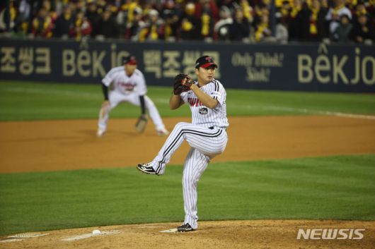 [서울=뉴시스] 김금보 기자 = 지난 2023년 11월13일 서울 송파구 잠실야구장에서 열린 '2023 신한은행 쏠 KBO 한국시리즈(KS)' 5차전 kt 위즈와 LG 트윈스의 경기, 9회초 LG 마무리 고우석이 역투하고 있다. 2023.11.13. kgb@newsis.com