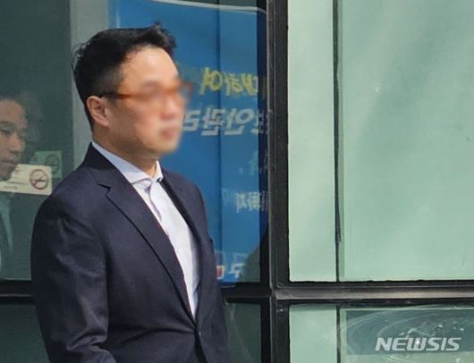 [여주=뉴시스] '양평 공흥지구 특혜 의혹' 관련 사문서위조 등 혐의로 재판에 넘겨진 윤 대통령의 처남 김모씨가 지난 2023년 11월 23일 수원지법 여주지원에서 열린 첫 공판을 마친 뒤 법원 청사를 빠져나가고 있다. (사진=뉴시스DB). 2025.07.25. photo@newsis.com