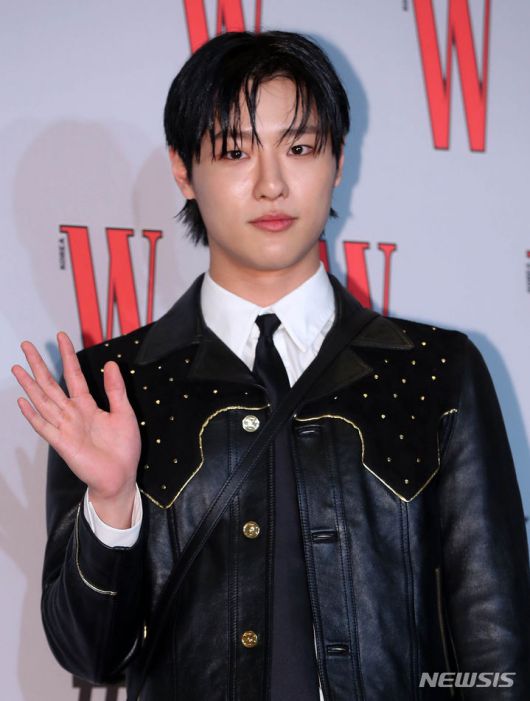 [서울=뉴시스] 김혜진 기자 = 가수 우즈가 24일 오후 서울 종로구 포시즌스호텔에서 열린 W korea 유방암 인식 향상 캠페인 18주년 기념 행사에서 포즈를 취하고 있다. 2023.11.24. jini@newsis.com