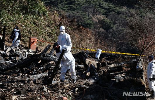 [안성=뉴시스] 김종택 기자 = 국립과학수사연구원 등이 30일 경기 안성시 칠장사 내 스님이 머무는 숙소인 요사채 화재 사고 현장 감식을 하고 있다. 전날 이곳에서 발생한 화재로 대한불교조계종 전 총무원장 자승스님이 입적했다. (공동취재) 2023.11.30. photo@newsis.com