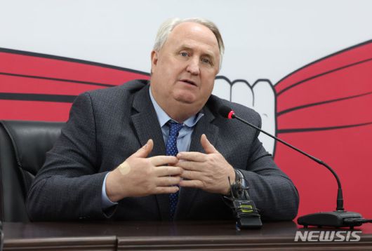 인요한 국민의힘 혁신위원장.[서울=뉴시스] 추상철 기자 = 인요한 국민의힘 혁신위원장이 30일 오전 서울 여의도 국민의힘 당사에서 열린 '국민과 함께 혁신위원회 제11차 전체회의'에 참석해 발언하고 있다. 2023.11.30. scchoo@newsis.com