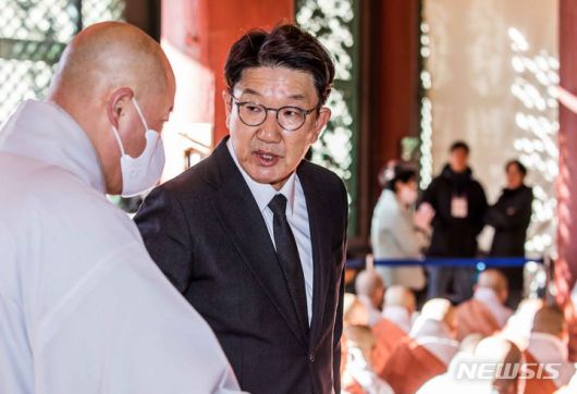 [서울=뉴시스] 김선웅 기자 = 권성동 국민의힘 의원이 1일 서울 종로구 조계사 대웅전에 마련된 전 조계종 총무원장 故 자승스님 분향소를 찾아 조문하고 있다. (공동취재) 2023.12.01. photo@newsis.com