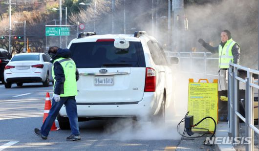 [서울=뉴시스] 최진석 기자 = 서울시 기후환경본부 대기정책과 운행차 관리팀이 지난 1일 서울 양천구 한 도로에서 차량 배출가스 점검을 하고 있다. 2023.12.01. myjs@newsis.com