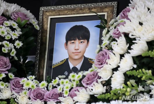 [제주=뉴시스] 우장호 기자 = 2일 오전 제주시 연동 제주소방안전본부 1층에 마련된 시민분향소에 고(故) 임성철 소방장의 영정이 놓여 있다. 화재 진압 중 순직한 임 소방장의 장례는 오는 5일 제주특별자치도장(葬)으로 엄수된다.  2023.12.02. woo1223@newsis.com