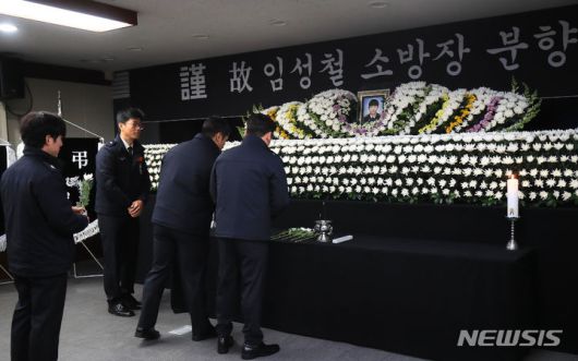 [제주=뉴시스] 우장호 기자 = 2일 오전 제주시 연동 제주소방안전본부 1층에 마련된 시민분향소에서 고(故) 임성철 소방장의 동료들이 고인을 추모하고 있다. 화재 진압 중 순직한 임 소방장의 장례는 오는 5일 제주특별자치도장(葬)으로 엄수된다.  2023.12.02. woo1223@newsis.com