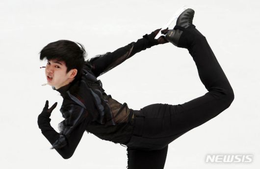 [의정부=뉴시스] 홍효식 기자 = 차준환이 3일 경기도 의정부 실내빙상장에서 열린 2023 KB금융 전국남녀 피겨스케이팅 회장배 랭킹대회에서 연기를 펼치고 있다. 2023.12.03. yesphoto@newsis.com