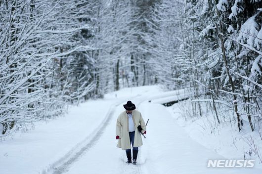 [리데코=AP/뉴시스] 많은 눈이 내린 3일(현지시간) 체코 리데코 마을 근처에서 한 시민이 이동하고 있다. 2023.12.04.
