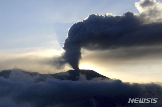 [수마트라=AP/뉴시스] 5일(현지시각) 인도네시아 수마트라섬 므라피 화산이 화산재를 뿜어내고 있다. 분화 3일째, 화산이 다시 폭발하면서 인도네시아 구조 당국은 등반객에 대한 수색을 중단했다. 현지 관계자는 므라피 화산이 뿜어낸 화산재가 800m 높이까지 달한다고 전했다. 2023.12.05.