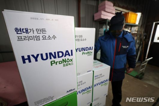 [서울=뉴시스] 김명년 기자 = 중국 세관이 한국에 대한 요소 수출 통관을 보류하면서 2차 요소수 대란 우려가 커지고 있다. 5일 오후 서울 양천구의 한 주유소 창고에서 관계자가 요소수 수량을 파악하고 있다. 2023.12.05. kmn@newsis.com