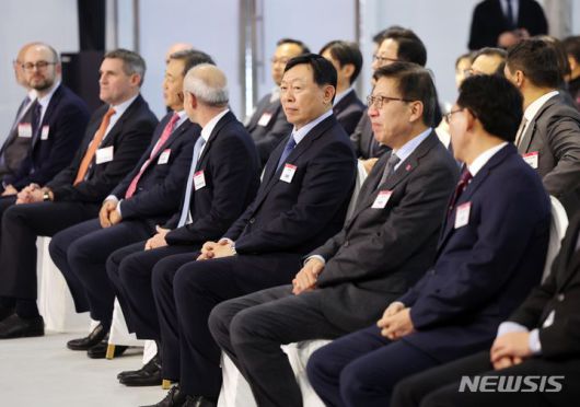 [부산=뉴시스] 하경민 기자 = 신동빈 롯데그룹 회장이 5일 부산 강서구 미음동 국제산업물류도시에서 열린 최첨단 자동화 물류센터인 '고객 풀필먼트 센터'(CFC) 기공식에 참석, 행사진행을 지켜보고 있다. 오카도 스마트 플랫폼(OSP)이 적용된 롯데쇼핑의 첫 번째 물류센터인 부산CFC는 연면적 약 4만2000㎡ 규모로 건립되면 기존 온라인 물류센터보다 상품 구색을 2배 가량 많은 4만5000여 종으로 늘리고, 배송 처리량도 약 2배 늘어난 하루 3만여 건으로 확대될 것으로 전망된다. 2023.12.05. yulnetphoto@newsis.com