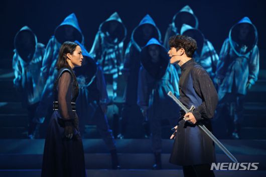 [서울=뉴시스] 박진희 기자 = 서울시뮤지컬단 2023 창작신작 뮤지컬 '맥베스' 출연 배우들이 5일 서울 종로구 세종문화회관 M씨어터에서 언론시연을 하고 있다. 2023.12.05. pak7130@newsis.com