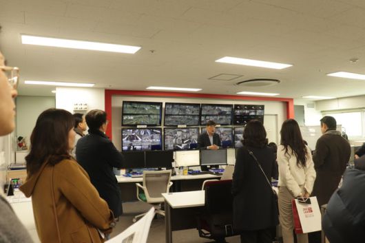 [안동=뉴시스] 경북도와 의성군 및 대구세관 관계자와 항공 분야 전문가들이 지난 5일 칼트로지스 상용화주터미널을 방문해 관계자로보터 설명을 듣고 있다. (사진=경북도 제공) 2023.12.05 *재판매 및 DB 금지