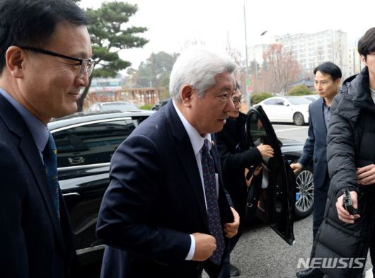 [청주=뉴시스] 조성현 기자 = 방송통신위원장 후보로 지명된 김홍일 국민권익위원장이 6일 오후 충북 청주시 서원구 국민권익위원회 청렴연수원에서 청렴리더십 특강을 위해 차에서 내리고 있다. 2023.12.06. jsh0128@newsis.com