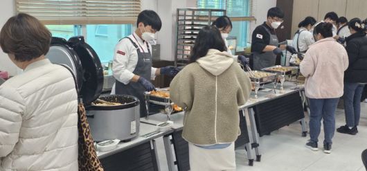 6일 충북 옥천교육지원청에서 열린 '아침 간편식 시식회'에 참여한 교직원들이 줄을 서 간편식을 제공받고 있다.2023.12.06.kipoi@newsis.com *재판매 및 DB 금지