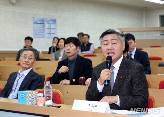 [전주=뉴시스] 6일 전북대학교 진수당에서 열리는 2023 세계 바이오 혁신포럼(World Bio Innovation Forum)’에서 김관영 전북지사가 ‘글로벌 생명경제 도시, 전북특별자치도와 바이오클러스터’를 주제삼아 기조발제자로 나서 전북형 바이오산업 육성 필요성과 추진의지를 표명하고 있다. 2023.12.06 (사진= 전라북도청 제공) *재판매 및 DB 금지