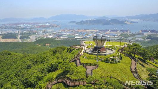 전남도가 소중한 사람과 연말연시 추억을 쌓고 세밑을 더욱 뜻깊게 보낼 12월 겨울여행지 4곳을 선정했다.  사진은 광양 구봉산 전망대 전경. (사진=전남도 제공) 2023.12.06. photo@newsis.com