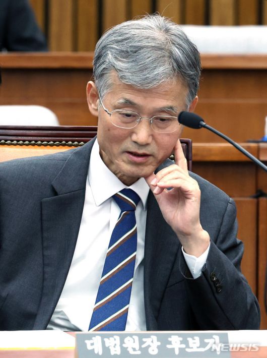 [서울=뉴시스] 이영환 기자 = 조희대 대법원장 후보자가 6일 오전 서울 여의도 국회에서 열린 인사청문회에 참석해 관계자와 대화를 하며 잠시 생각에 잠겨 있다. 2023.12.06. 20hwan@newsis.com