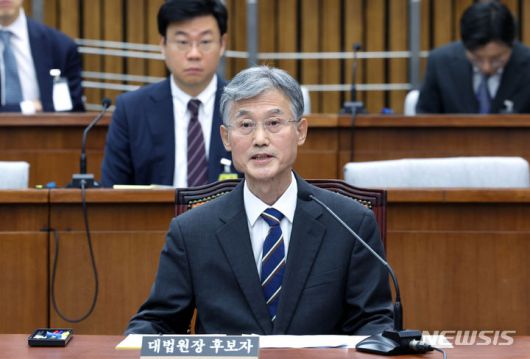 [서울=뉴시스] 이영환 기자 = 조희대 대법원장 후보자가 6일 오전 서울 여의도 국회에서 열린 인사청문회에 참석해 의원들의 질의에 답하고 있다. 2023.12.06. 20hwan@newsis.com