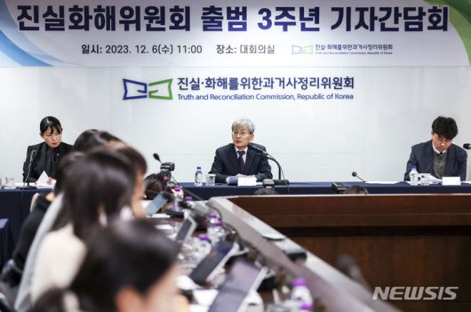 [서울=뉴시스] 정병혁 기자 = 김광동 진실화해를위한과거사정리위원회 위원장이 6일 서울 중구 진실화해를위한과거사정리위원회 대회의실에서 열린 출범 3주년 기자간담회에서 인사말을 하고 있다. 2023.12.06. jhope@newsis.com