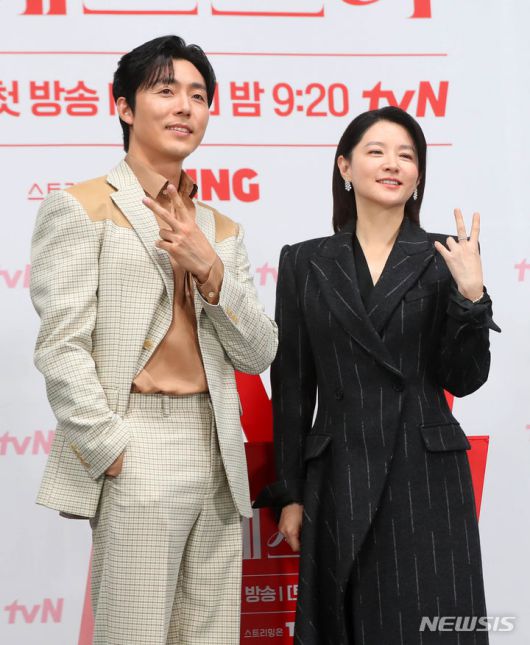 [서울=뉴시스] 김혜진 기자 = 배우 이무생, 이영애가 6일 오전 서울 구로구 라마다 서울 신도림 호텔에서 열린 tvN 새 토일드라마 '마에스트라' 제작발표회에서 포즈를 취하고 있다. '마에스트라'는 전 세계 단 5%뿐인 여성 지휘자 마에스트라 천재 혹은 전설이라 불리는 차세음(이영애)이 자신의 비밀을 감춘 채 오케스트라를 둘러싼 사건의 진실을 찾아가는 미스터리 드라마다. 오는 9일 오후 9시 20분 첫 방송. 2023.12.06. jini@newsis.com