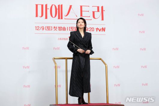 [서울=뉴시스] 김혜진 기자 = 배우 이영애가 6일 오전 서울 구로구 라마다 서울 신도림 호텔에서 열린 tvN 새 토일드라마 '마에스트라' 제작발표회에서 포즈를 취하고 있다. '마에스트라'는 전 세계 단 5%뿐인 여성 지휘자 마에스트라 천재 혹은 전설이라 불리는 차세음(이영애)이 자신의 비밀을 감춘 채 오케스트라를 둘러싼 사건의 진실을 찾아가는 미스터리 드라마다. 오는 9일 오후 9시 20분 첫 방송. 2023.12.06. jini@newsis.com