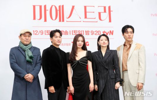 [서울=뉴시스] 김혜진 기자 = 김정권 감독(왼쪽부터), 배우 김영재, 황보름별, 이영애, 이무생이 6일 오전 서울 구로구 라마다 서울 신도림 호텔에서 열린 tvN 새 토일드라마 '마에스트라' 제작발표회에서 포즈를 취하고 있다. '마에스트라'는 전 세계 단 5%뿐인 여성 지휘자 마에스트라 천재 혹은 전설이라 불리는 차세음(이영애)이 자신의 비밀을 감춘 채 오케스트라를 둘러싼 사건의 진실을 찾아가는 미스터리 드라마다. 오는 9일 오후 9시 20분 첫 방송. 2023.12.06. jini@newsis.com