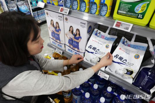 [서울=뉴시스] 김근수 기자 = 중국의 요소 수출 보류로 국내 수급 차질 우려가 계속되는 6일 오전 서울 송파구 롯데마트 롯데월드타워점에서 직원이 요소수를 정리하고 있다. 2023.12.06. ks@newsis.com