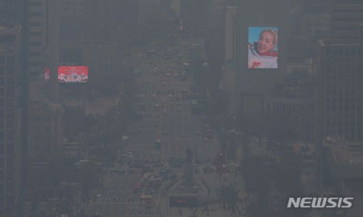 [서울=뉴시스] 김명년 기자 = 전국 대부분 지역의 초미세먼지 농도가 나쁨 수준을 보인 6일 오후 서울 종로구 북악산에서 바라본 도심이 뿌옇게 보이고 있다. 2023.12.06. kmn@newsis.com
