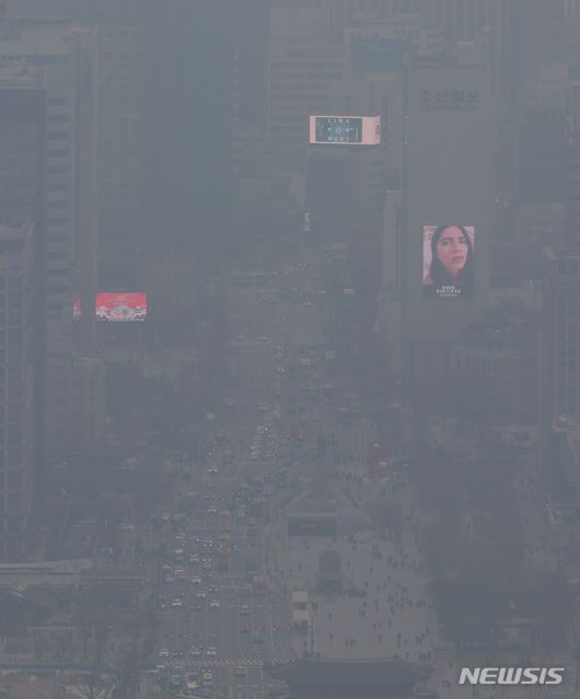 [서울=뉴시스] 김명년 기자 = 전국 대부분 지역의 초미세먼지 농도가 나쁨 수준을 보인 6일 오후 서울 종로구 북악산에서 바라본 도심이 뿌옇게 보이고 있다. 2023.12.06. kmn@newsis.com