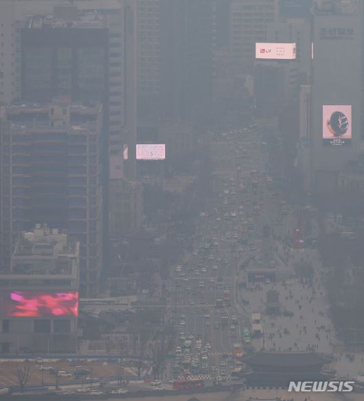 [서울=뉴시스] 김명년 기자 = 전국 대부분 지역의 초미세먼지 농도가 나쁨 수준을 보인 6일 오후 서울 종로구 북악산에서 바라본 도심이 뿌옇게 보이고 있다. 2023.12.06. kmn@newsis.com