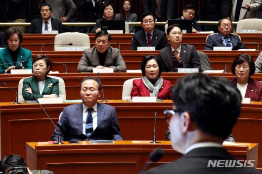 [서울=뉴시스] 조성봉 기자 = 6일 오후 서울 여의도 국회에서 열린 국민의힘 정책의원총회에서 윤재옥 원내대표를 비롯한 의원들이 한동훈 법무부 장관의 '출입국이민청 신설 방안'에 대한 설명을 듣고 있다. 2023.12.06. suncho21@newsis.com