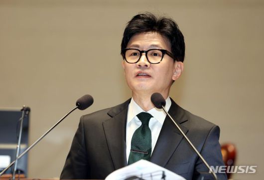 [서울=뉴시스] 조성봉 기자 = 한동훈 법무부 장관이 6일 오후 서울 여의도 국회에서 열린 국민의힘 정책의원총회에서 '출입국이민청 신설 방안'에 대한 설명하고 있다. 2023.12.06. suncho21@newsis.com