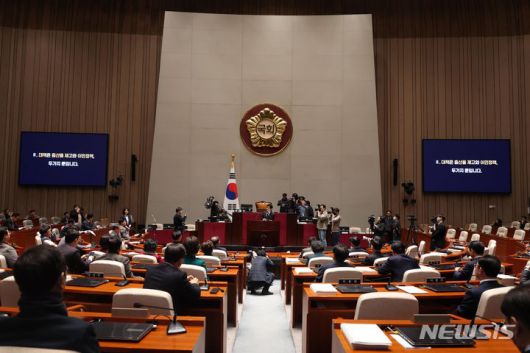[서울=뉴시스] 조성봉 기자 = 한동훈 법무부 장관이 6일 오후 서울 여의도 국회에서 열린 국민의힘 정책의원총회에서 '출입국이민청 신설 방안'에 대해 설명하고 있다. 2023.12.06. suncho21@newsis.com