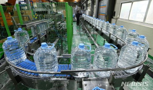 [안산=뉴시스] 김종택 기자 = 중국 당국이 한국으로의 산업용 요소 수출 통관을 보류한 가운데 6일 경기도 안산시 금성이엔씨 요소수 생산공장에서 요소수가 생산되고 있다. 업체 관계자는 지난 2021년 '요소수 대란' 이후 수입선을 다변화해 요소 재고가 충분한 만큼 요소수 품귀로 '물류 마비' 직전까지 갔던 2년 전과 같은 상황은 발생하지 않을 것이라고 말했다. 2023.12.06. jtk@newsis.com