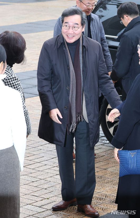 [서울=뉴시스] 최진석 기자 = 이낙연 전 국무총리가 6일 특별강연을 위해 서울 노원구 삼육대학교 100주년기념관에 도착해 학교 관계자들과 인사를 나누고 있다. 2023.12.06. myjs@newsis.com