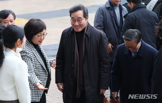 [서울=뉴시스] 최진석 기자 = 이낙연 전 국무총리가 6일 특별강연을 위해 서울 노원구 삼육대학교 100주년기념관에 도착해 학교 관계자들과 인사를 나누고 있다. 2023.12.06. myjs@newsis.com