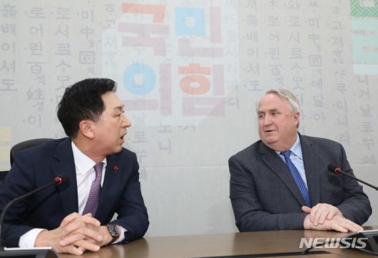 [서울=뉴시스] 이영환 기자 = 김기현(왼쪽) 국민의힘 대표와 인요한 혁신위원장이 6일 오후 서울 여의도 국회에서 회동을 하고 있다. (공동취재) 2023.12.06. photo@newsis.com