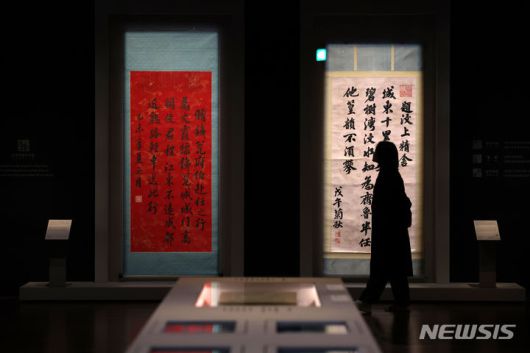 [서울=뉴시스] 박진희 기자 = 국립중앙박물관은 2024년 영조英祖(재위 1724-1776) 즉위 300주년을 맞이하여 특별전 '탕탕평평蕩蕩平平-글과 그림의 힘' 개막을 앞둔 7일 서울 용산구 국립중앙박물관 상설전시관에서 언론공개 행사를 갖고 주요 유물을 선보이고 있다. 이번 특별전은 영조와 정조正祖(재위 1776-1800)가 ‘탕평한 세상’을 이루기 위해 ‘글과 그림’을 활용해 소통하고자 노력하는 모습에 주목하는 전시다. 영조와 정조가 쓴 어필御筆과 두 임금의 의도를 반영해 제작된 궁중행사도 등 18세기 궁중서화의 화려한 품격과 장중함을 대표하는 54건 88점을 선보인다. 2023.12.07. pak7130@newsis.com