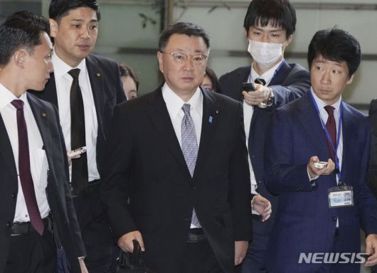 [도쿄=AP/뉴시스] 일본 집권 자민당 파벌의 정치자금 문제를 수사하고 있는 도쿄지검이 기시다 후미오(岸田文雄) 총리가 수장을 맡았었던 '고치카이(宏池?·기시다파)' 전(前) 회계 책임자를 입건할 방침이라고 아사히신문이 18일 보도했다. 기시다 총리는 파벌 해체까지 언급하면서 사태 진화에 나섰다. 사진은 마쓰노 히로카즈(松野博一) 전 일본 관방장관이 지난해 12월11일 수도 도쿄 총리실에서 취재진으로부터 질문 공세를 받는 모습. 2024.01.19.