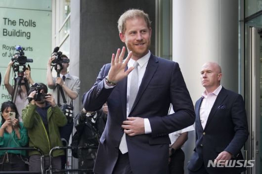 [런던=AP/뉴시스]영국 찰스 3세 국왕 차남인 해리 왕자가 자신이 공동 설립한 자선단체 이사회 의장과 법적 분쟁을 벌이고 있다. 사진은 해리 왕자가 지난 2023년 6월7일(현지 시간) 런던 고등법원을 나서는 해리 왕자.