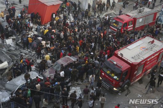 [라파=AP/뉴시스] 20일(현지시각) 가자지구 남부 라파 팔레스타인 주민들이 이스라엘의 폭격으로 파괴된 장소에 모여들어 부상자 구조 상황을 바라보고 있다. 2023.12.21.