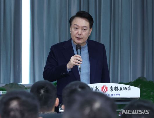 [연천=뉴시스] 조수정 기자 = 윤석열 대통령이 28일 경기 연천군 군사분계선 전방부대인 육군제5보병사단 열쇠전망대를 찾아 모두발언 하고 있다. 2023.12.28. chocrystal@newsis.com