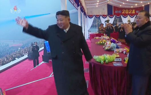 [서울=뉴시스] 김정은 북한 국무위원장이 지난달 31일 평양 5월1일경기장에서 2024년 신년경축대공연을 관람했다고 조선중앙TV가 1일 보도했다. (사진=조선중앙TV 캡처) 2024.01.06. photo@newsis.com *재판매 및 DB 금지