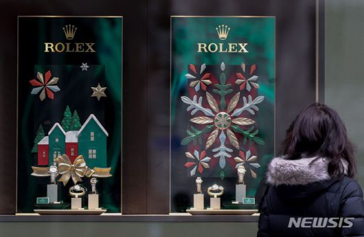 [서울=뉴시스] 김진아 기자 = 스위스 명품 시계 브랜드 롤렉스(Rolex)가 1일 국내 가격을 인상했다. 인상폭은 약 8%대다. 업계에 따르면 롤렉스는 데이트저스트(Ref.12634) 36㎜ 가격을 기존 1142만원에서 1239만원으로 8.5% 올렸다. 같은 모델의 41㎜ 사이즈는 1317만원에서 1424만원으로 8.1% 뛰었다. 서브마리너 스틸 논데이트(Ref. 124060) 41㎜는 기존 1169만원에서 1268만원으로 8.5% 인상했다. 사진은 2일 서울시내 한 백화점 롤렉스 매장. 2024.01.02. bluesoda@newsis.com