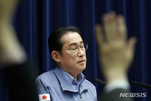 [도쿄=AP/뉴시스]일본 집권 자민당 파벌의 정치자금 문제를 수사하고 있는 도쿄지검이 기시다 후미오(岸田文雄) 총리가 수장을 맡았었던 '기시다파' 전(前) 회계 책임자를 입건할 방침이라고 아사히신문이 18일 보도했다. 사진은 기시다 총리가 지난 4일 도쿄 총리 관저에서 기자회견을 가지고 있는 모습. 2024.01.18.