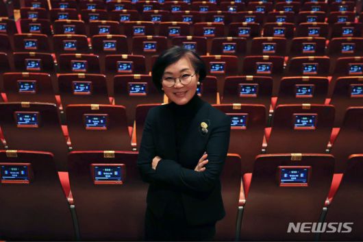 [서울=뉴시스] 박진희 기자 = 정혜진 전 서울시무용단 단장이 지난 8일 서울 종로구 세종문화회관에서 뉴시스 인터뷰에 앞서 사진촬영을 하고 있다. 2024.01.13. pak7130@newsis.com